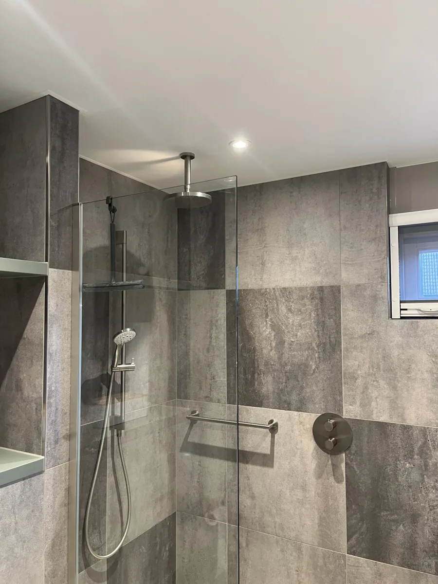Badkamer Primabad wastafel asymmetrisch – betonlook stijl – Rhenen (foto 9)