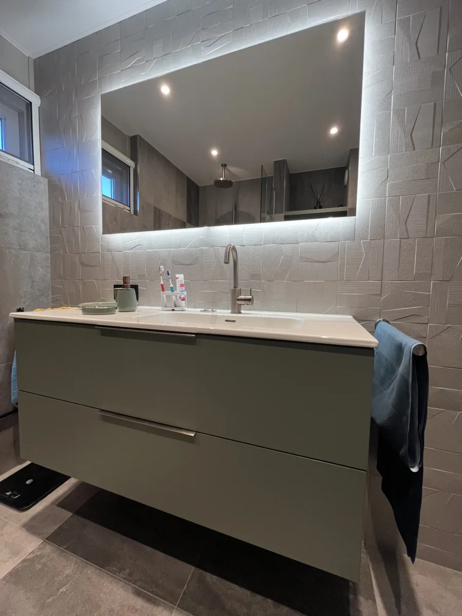 Badkamer Primabad wastafel asymmetrisch – betonlook stijl – Rhenen (foto 7)