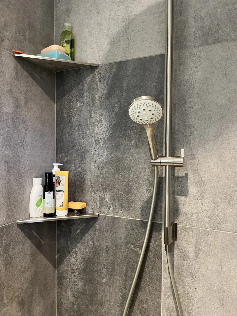 Badkamer Primabad wastafel asymmetrisch – betonlook stijl – Rhenen (foto 6)