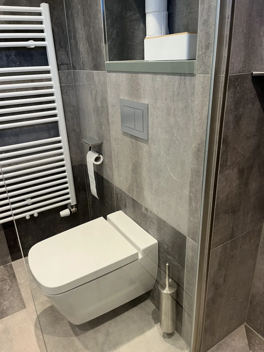 Badkamer Primabad wastafel asymmetrisch – betonlook stijl – Rhenen (foto 5)