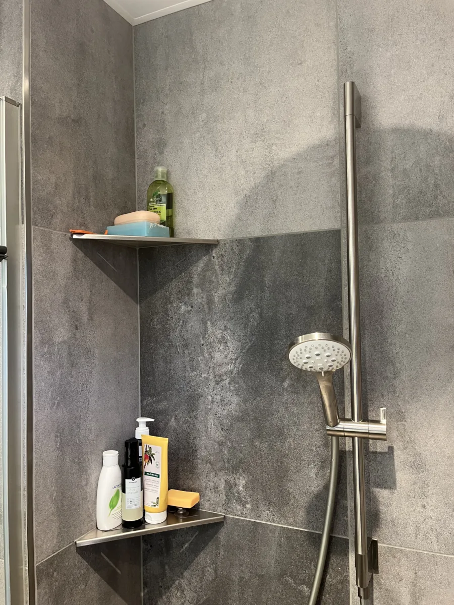 Badkamer Primabad wastafel asymmetrisch – betonlook stijl – Rhenen (foto 4)