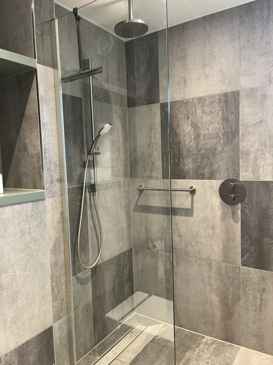 Badkamer Primabad wastafel asymmetrisch – betonlook stijl – Rhenen (foto 3)