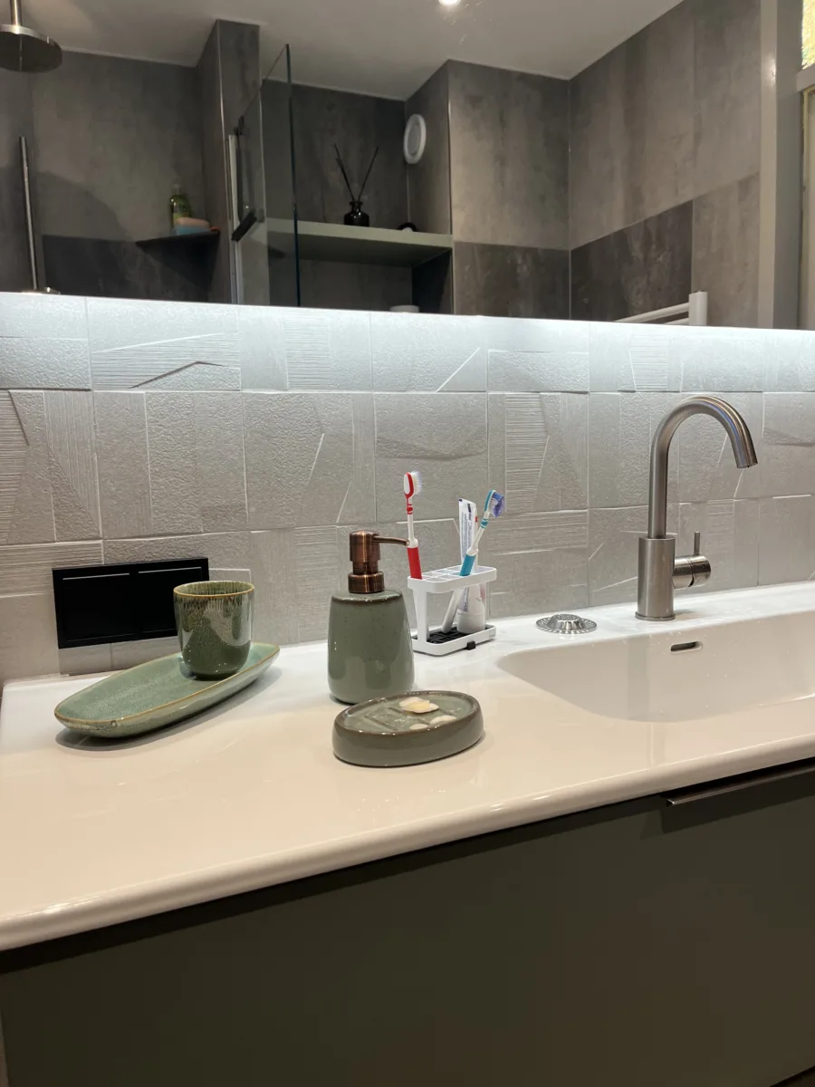 Badkamer Primabad wastafel asymmetrisch – betonlook stijl – Rhenen (foto 2)