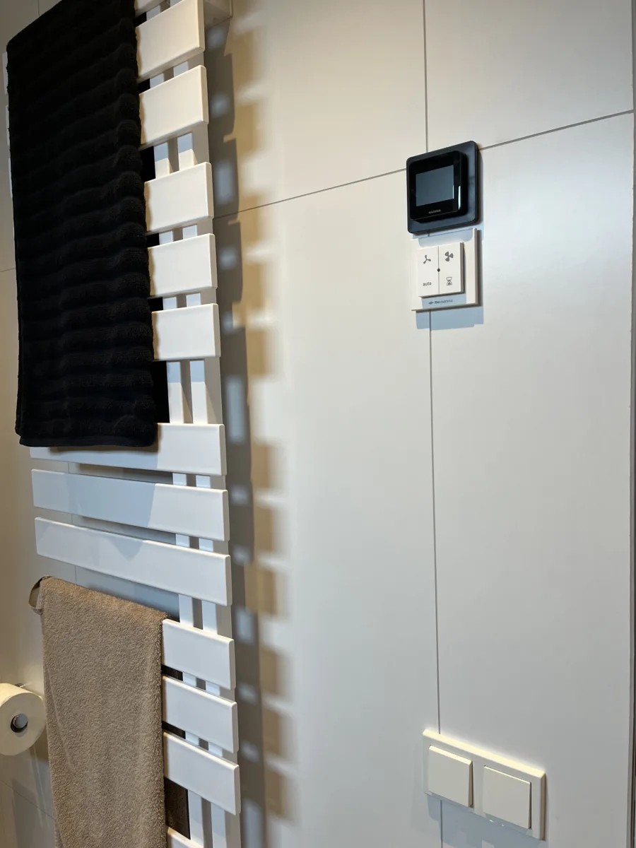 Badkamer met blauwe accenten en inloopdouche met grijs rookglas – modern stijl – Elst (foto 9)