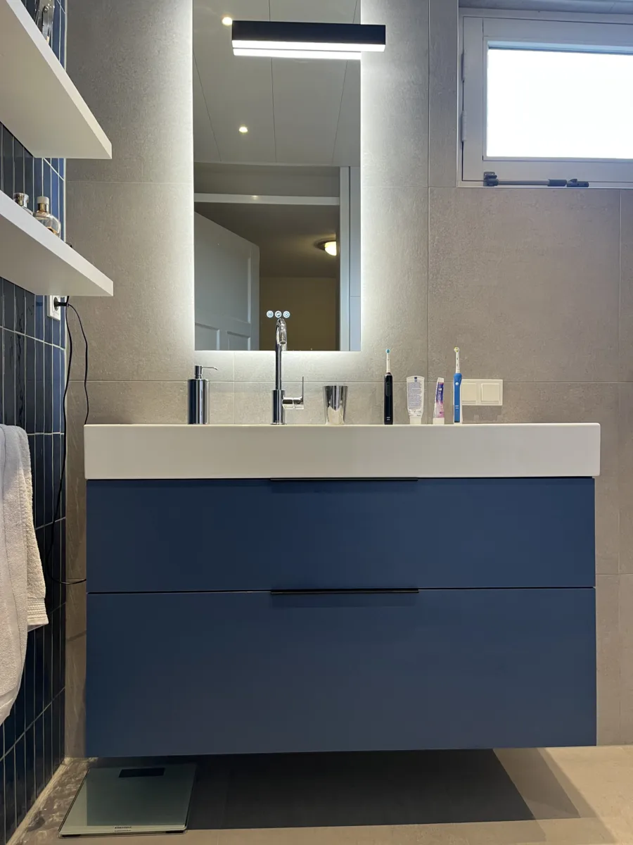 Badkamer met blauwe accenten en inloopdouche met grijs rookglas – modern stijl – Elst (foto 4)
