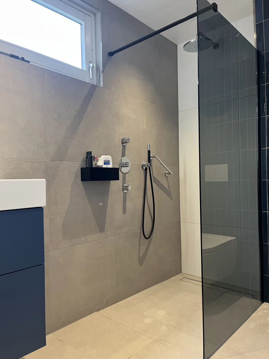 Badkamer met blauwe accenten en inloopdouche met grijs rookglas – modern stijl – Elst (foto 2)