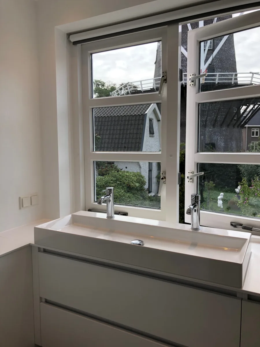 Gestucte badkamer met tegel- en corian combinatie – modern stijl – Veenendaal (foto 23)