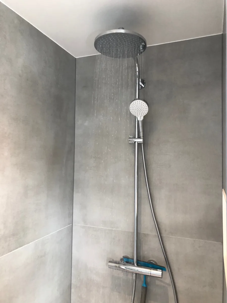 Gestucte badkamer met tegel- en corian combinatie – modern stijl – Veenendaal (foto 22)