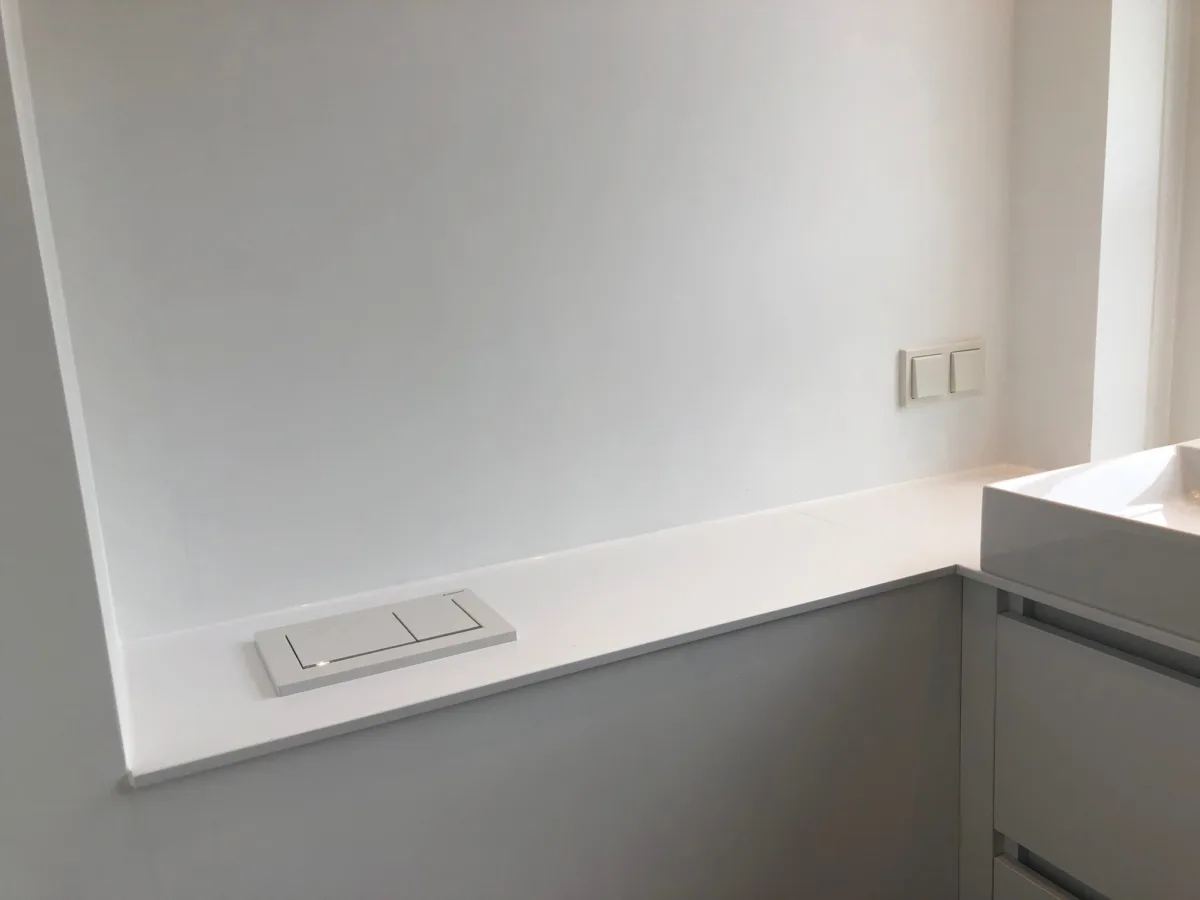 Gestucte badkamer met tegel- en corian combinatie – modern stijl – Veenendaal (foto 14)