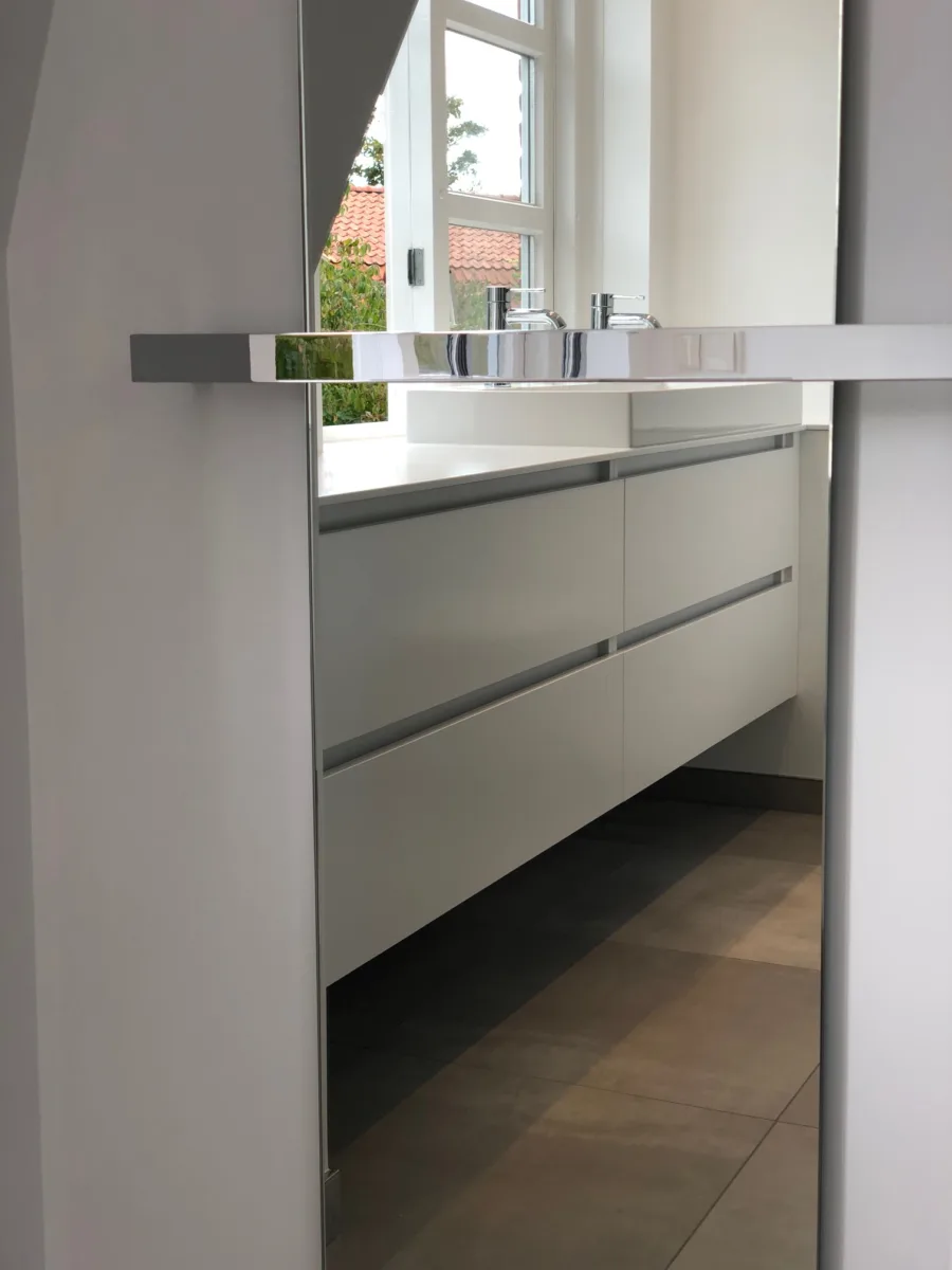Gestucte badkamer met tegel- en corian combinatie – modern stijl – Veenendaal (foto 17)