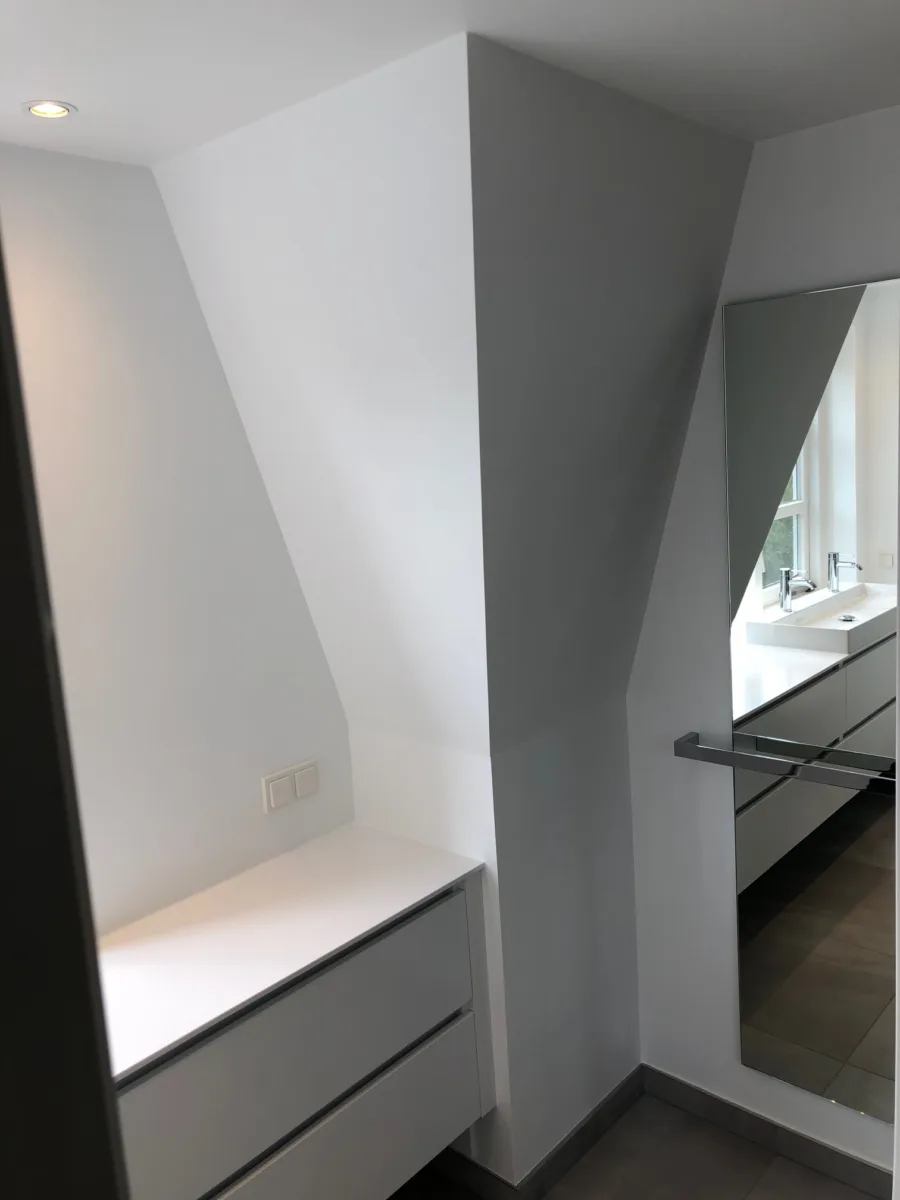 Gestucte badkamer met tegel- en corian combinatie – modern stijl – Veenendaal (foto 19)