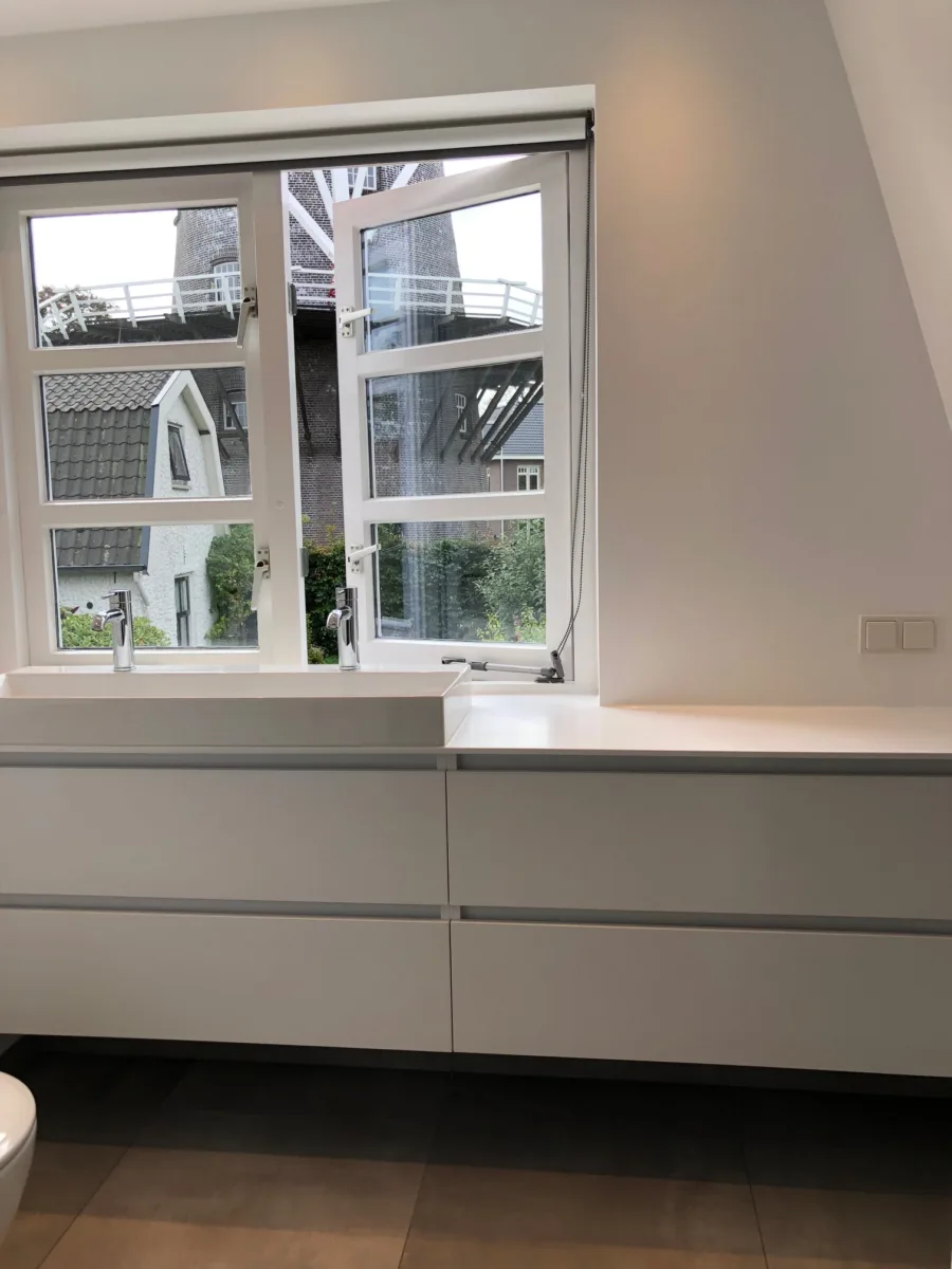 Gestucte badkamer met tegel- en corian combinatie – modern stijl – Veenendaal (foto 13)
