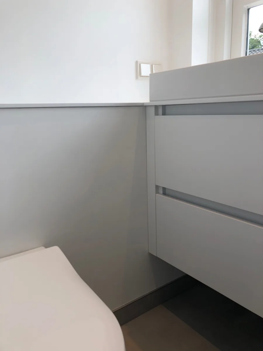 Gestucte badkamer met tegel- en corian combinatie – modern stijl – Veenendaal (foto 12)
