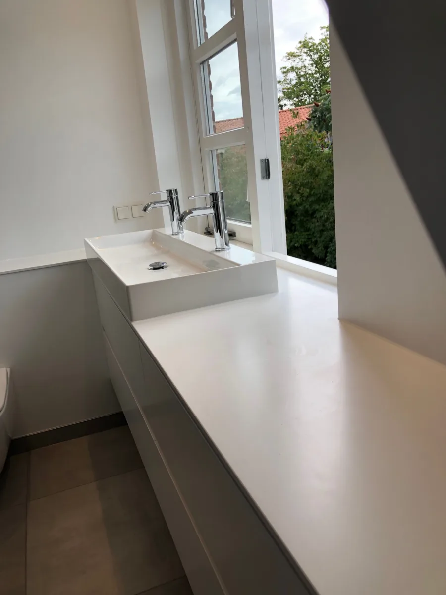 Gestucte badkamer met tegel- en corian combinatie – modern stijl – Veenendaal (foto 11)