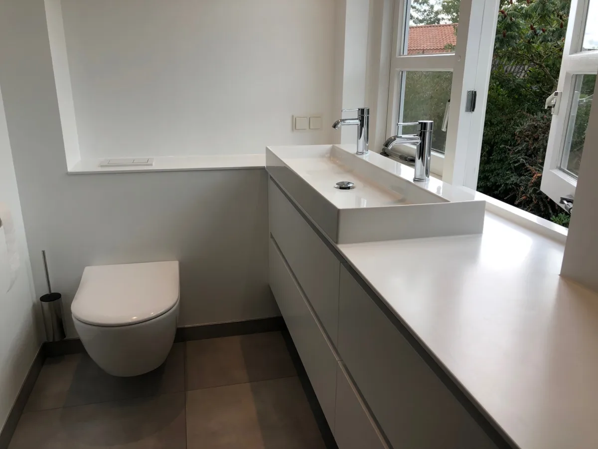 Gestucte badkamer met tegel- en corian combinatie – modern stijl – Veenendaal (foto 24)