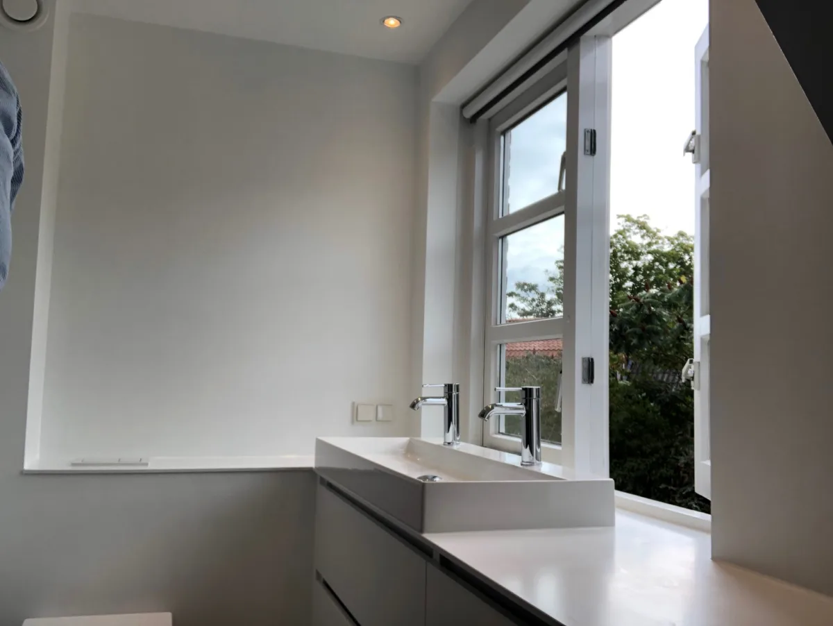 Gestucte badkamer met tegel- en corian combinatie – modern stijl – Veenendaal (foto 10)