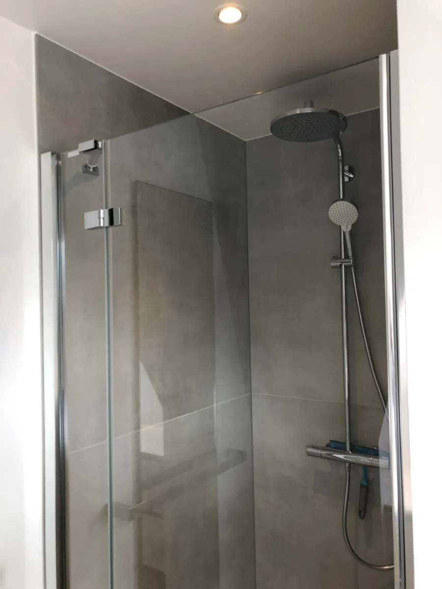 Gestucte badkamer met tegel- en corian combinatie – modern stijl – Veenendaal (foto 9)