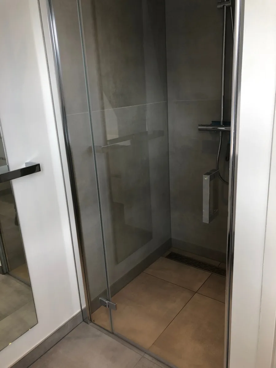 Gestucte badkamer met tegel- en corian combinatie – modern stijl – Veenendaal (foto 8)