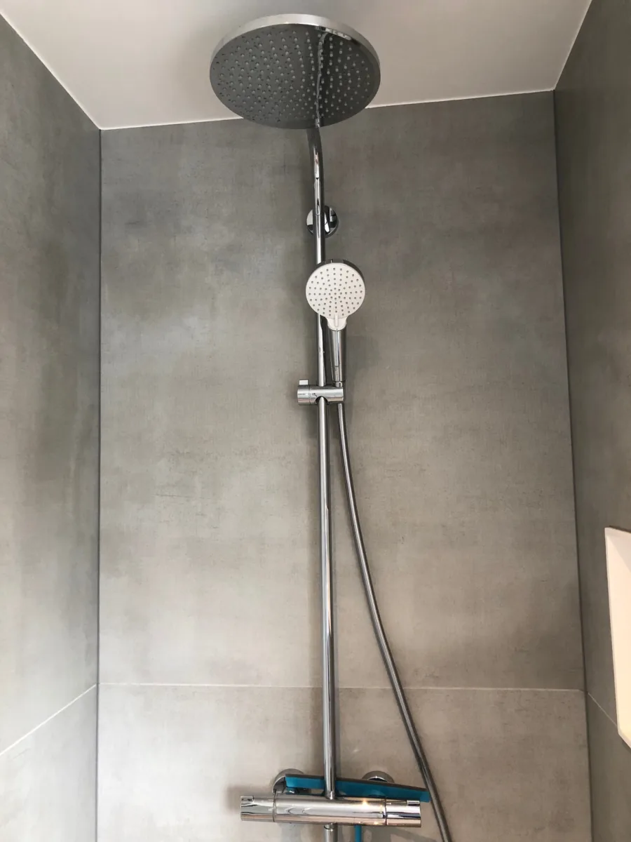 Gestucte badkamer met tegel- en corian combinatie – modern stijl – Veenendaal (foto 7)