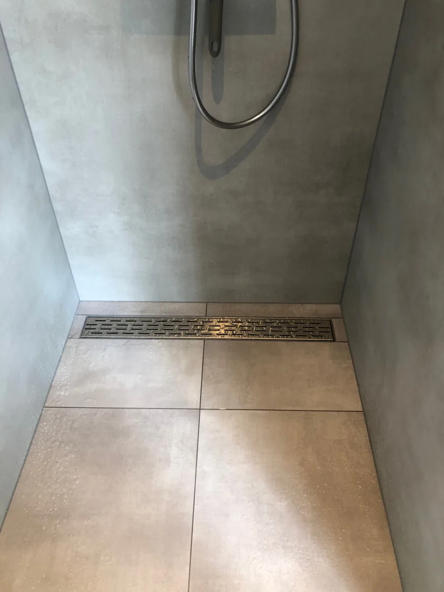 Gestucte badkamer met tegel- en corian combinatie – modern stijl – Veenendaal (foto 5)