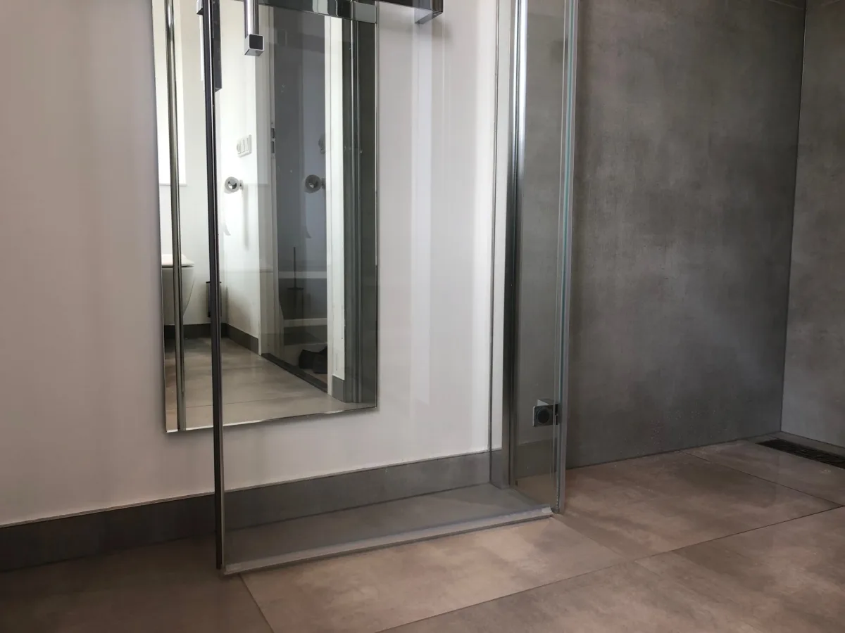 Gestucte badkamer met tegel- en corian combinatie – modern stijl – Veenendaal (foto 4)