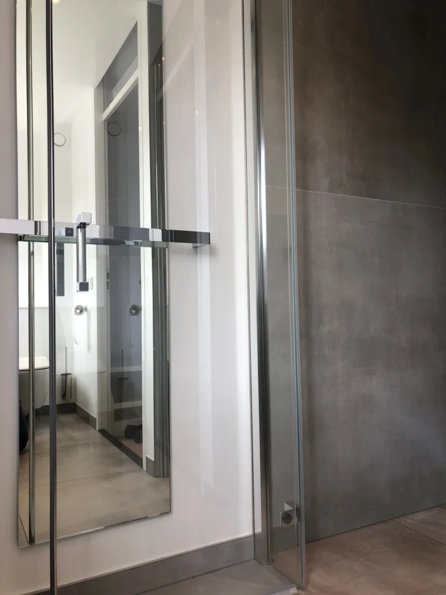 Gestucte badkamer met tegel- en corian combinatie – modern stijl – Veenendaal (foto 3)