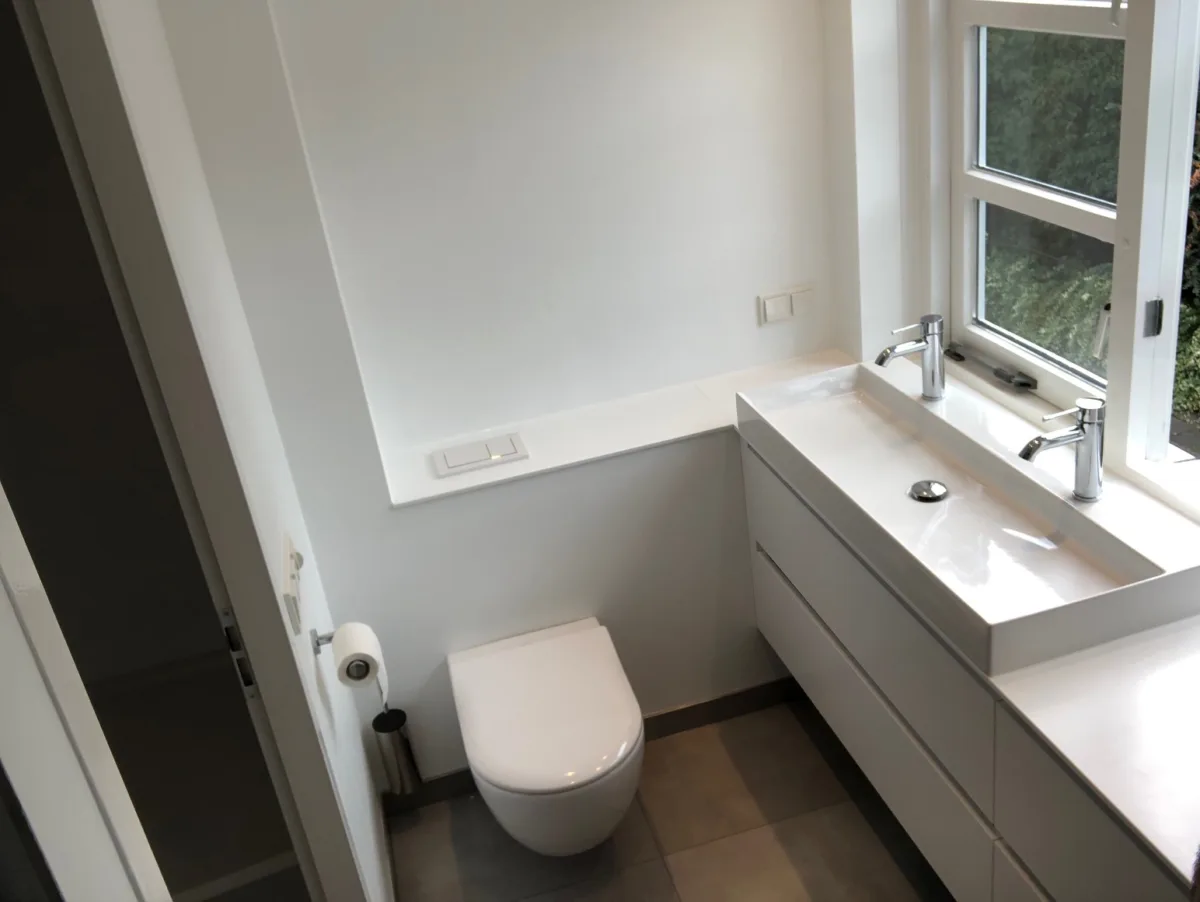 Gestucte badkamer met tegel- en corian combinatie – modern stijl – Veenendaal (foto 2)
