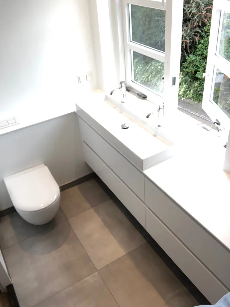 Gestucte badkamer met tegel- en corian combinatie – modern stijl – Veenendaal