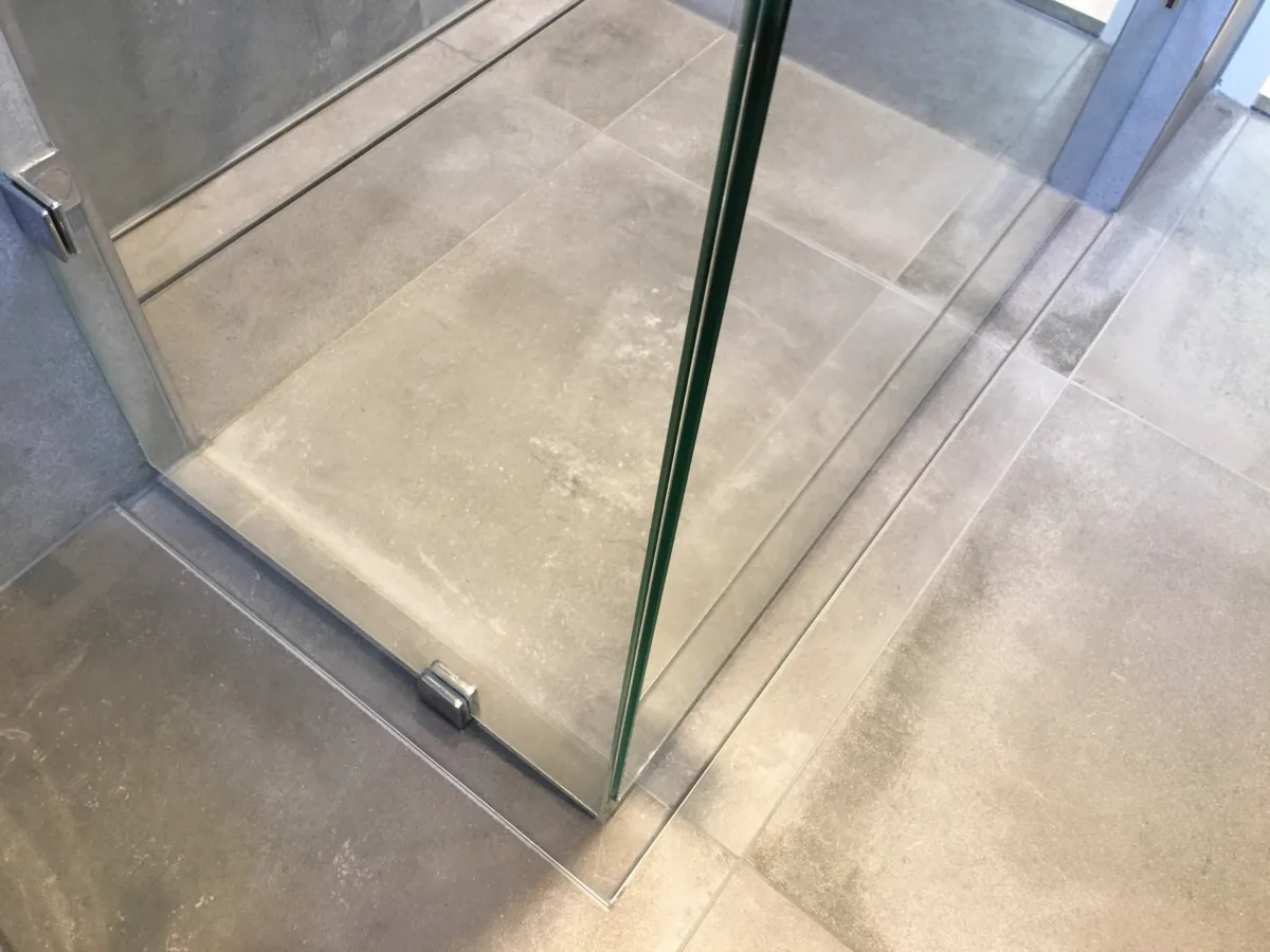 Onderhoudsvrije badkamer – betonlook stijl – Maurik (foto 5)