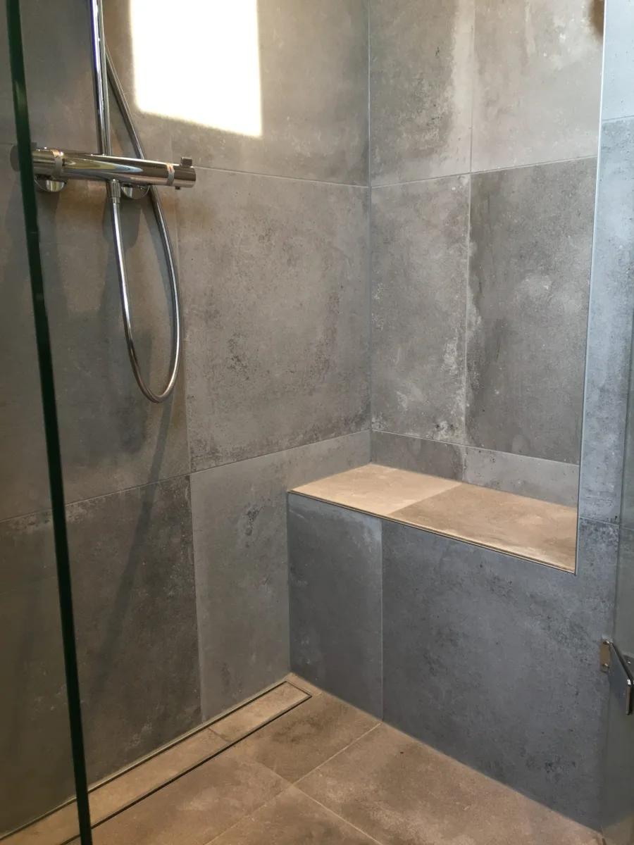 Onderhoudsvrije badkamer – betonlook stijl – Maurik (foto 3)