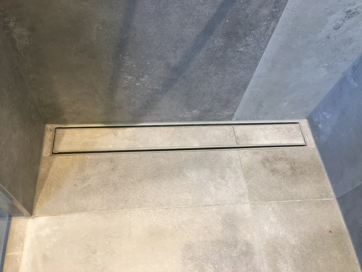 Onderhoudsvrije badkamer – betonlook stijl – Maurik (foto 6)