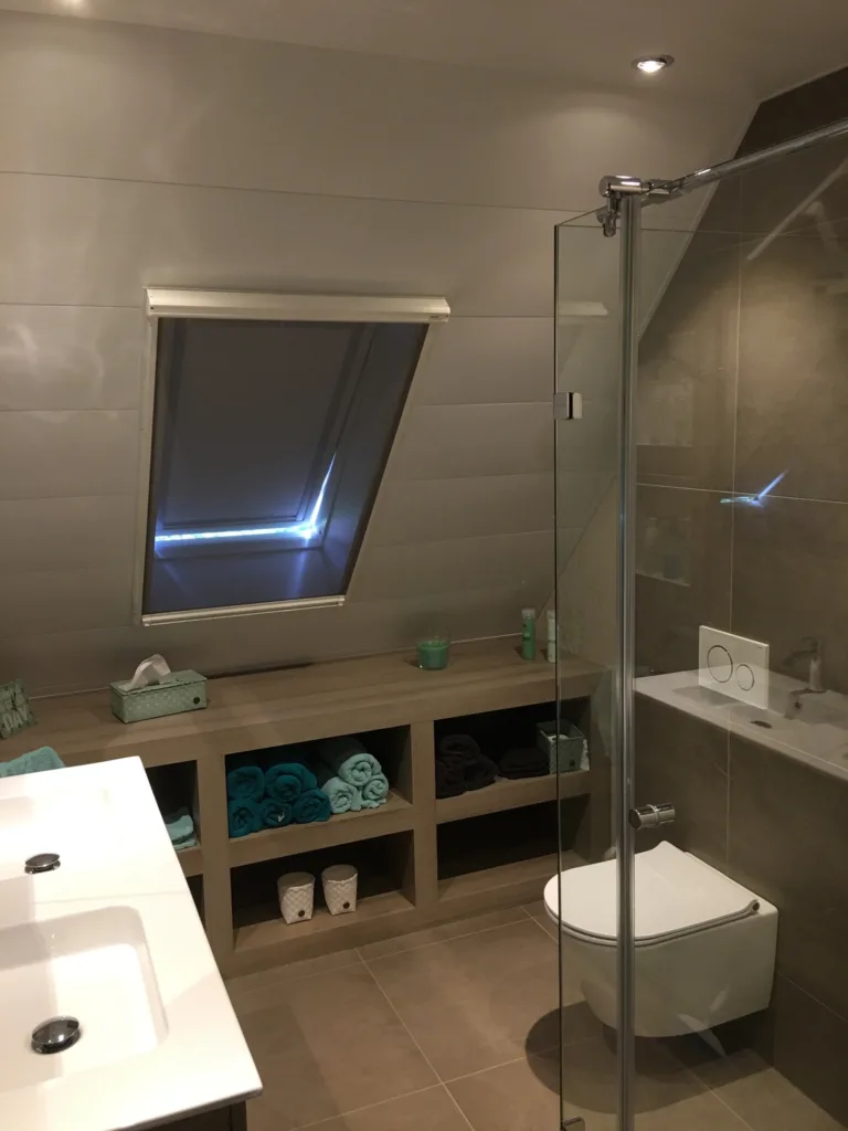 Optie: Badkamer met schuine kap – modern stijl – Veenendaal