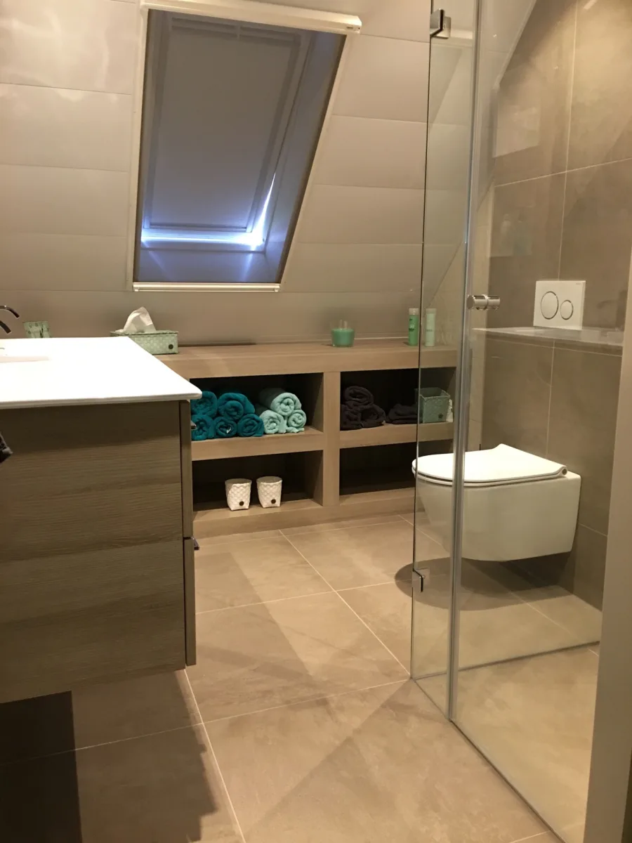 Optie: Badkamer met schuine kap – modern stijl – Veenendaal (foto 10)