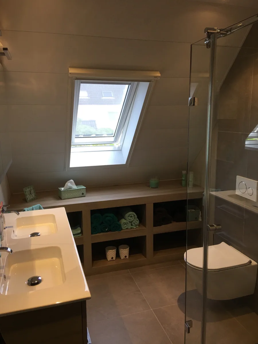 Optie: Badkamer met schuine kap – modern stijl – Veenendaal