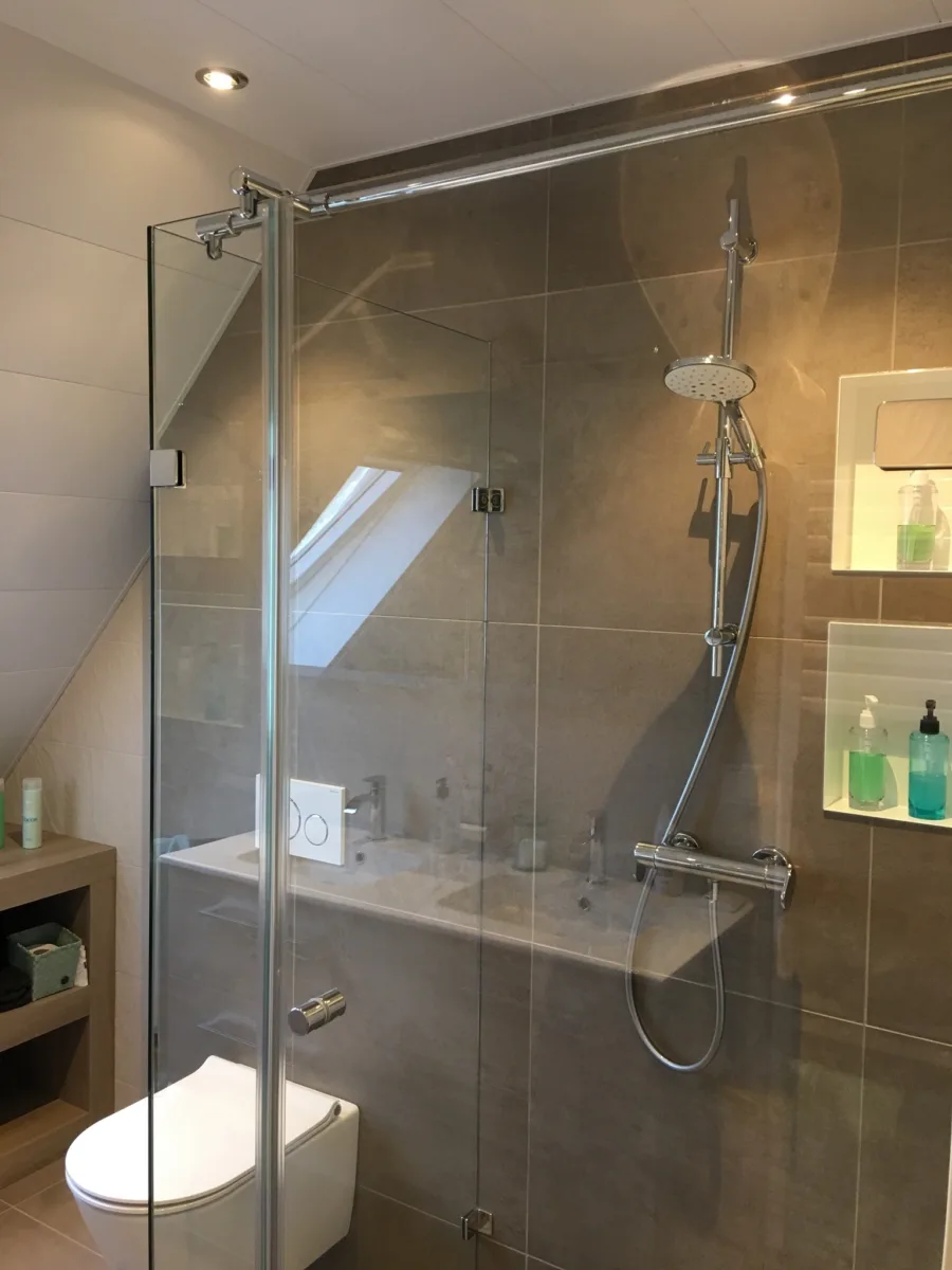 Optie: Badkamer met schuine kap – modern stijl – Veenendaal (foto 7)