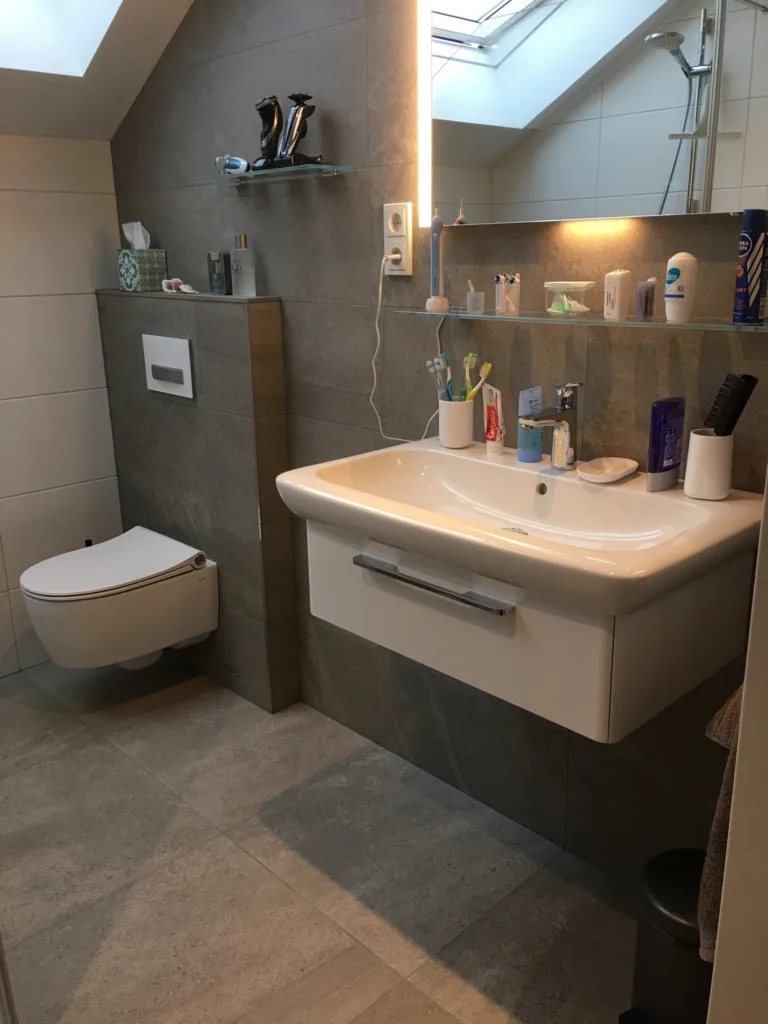 Badkamer met maatwerk glazen douchecabine onder schuine kap – basis stijl – Bennekom