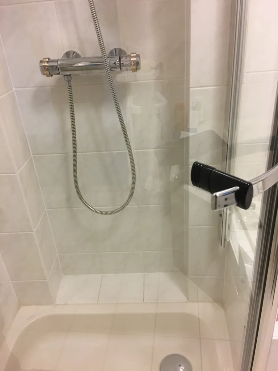 Badkamer met inloopdouche met plafond stabilisatie – ergonomisch stijl – Wageningen (foto 12)