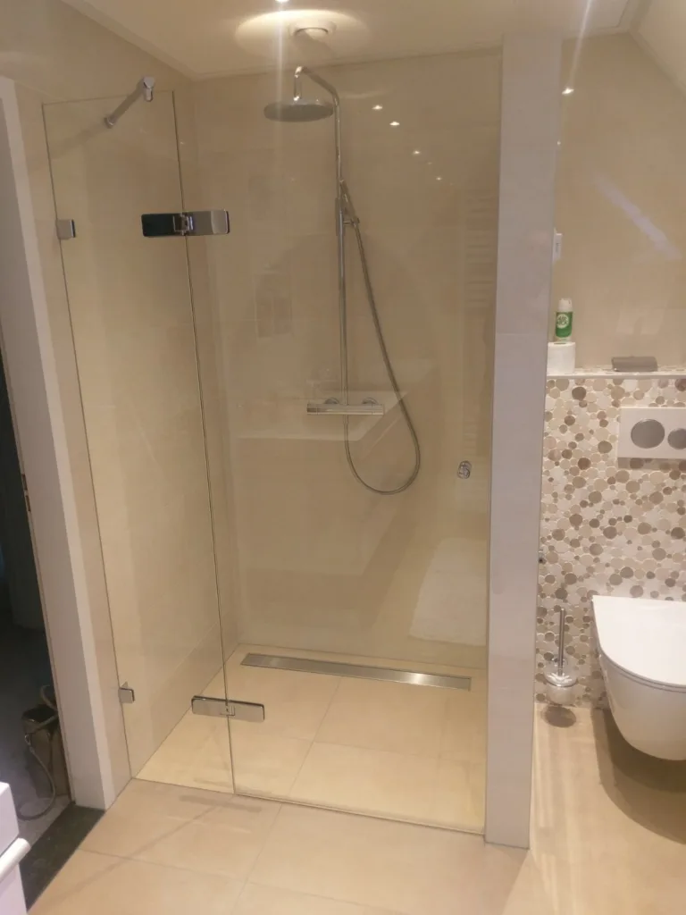 Badkamer met schuin dak? – landelijk stijl – Veenendaal