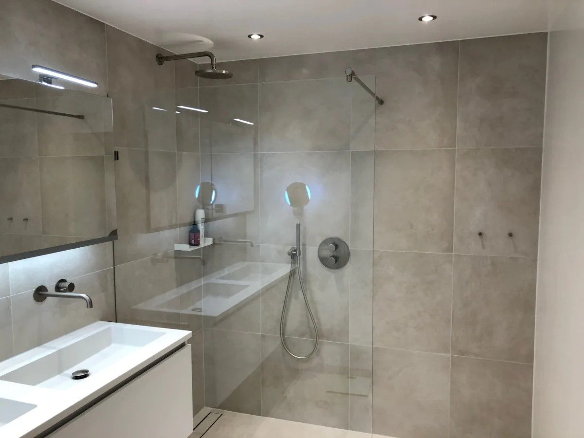 Lichte badkamer tegel- stukcombinatie – modern stijl – Wageningen (foto 4)
