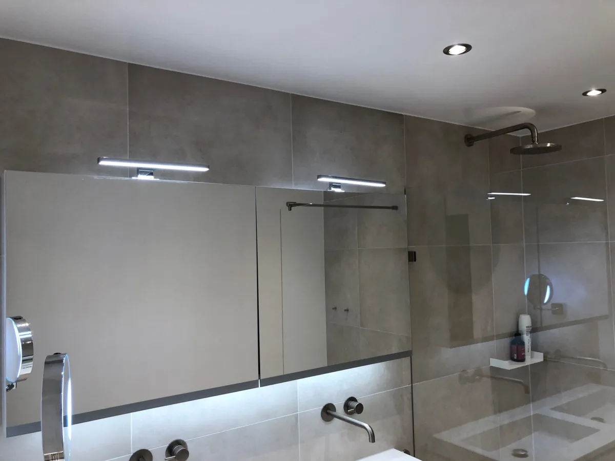 Inloopdouche badkamer met stucwerk & tegels – modern stijl – Wageningen (foto 5)