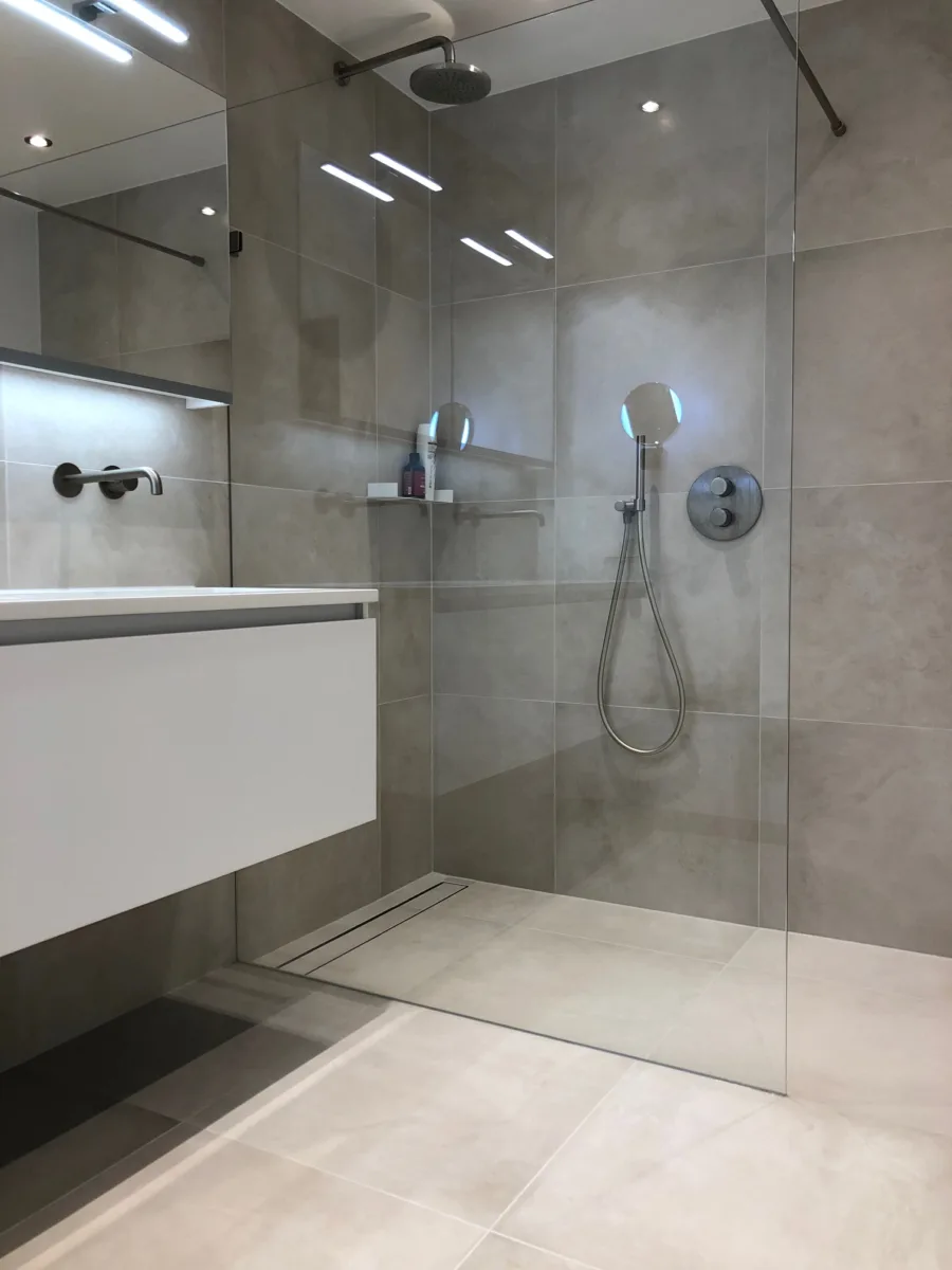 Lichte badkamer tegel- stukcombinatie – modern stijl – Wageningen