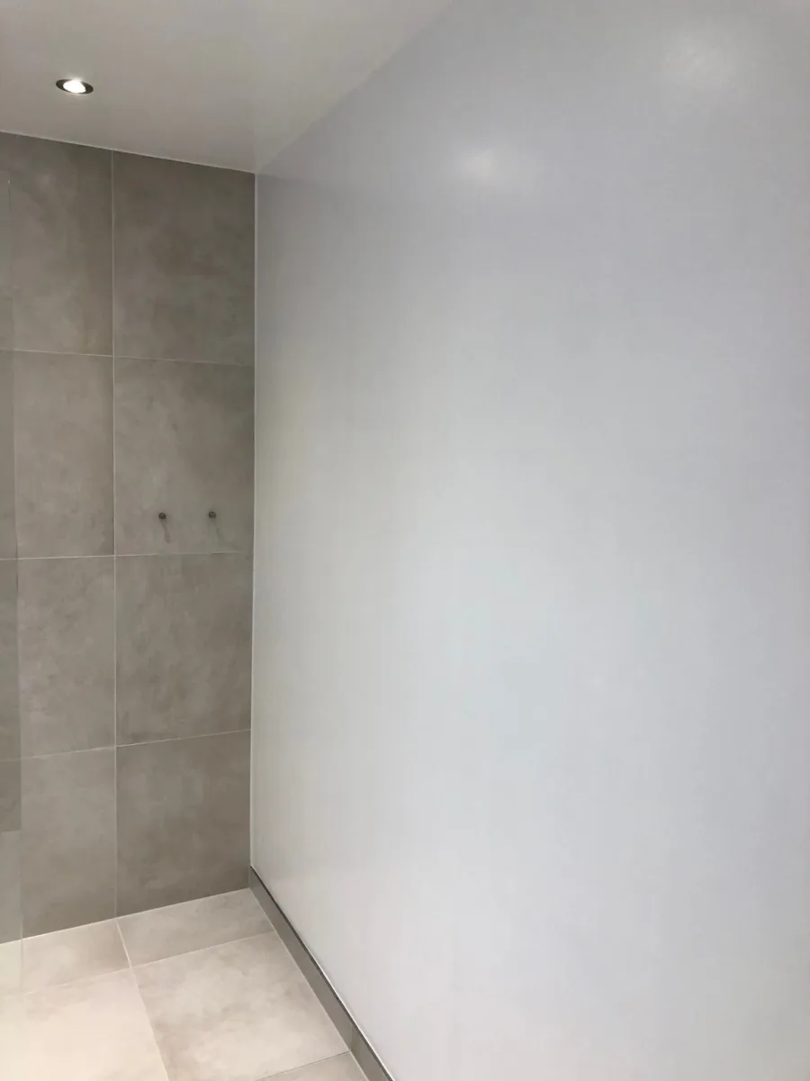 Inloopdouche badkamer met stucwerk & tegels – modern stijl – Wageningen (foto 8)