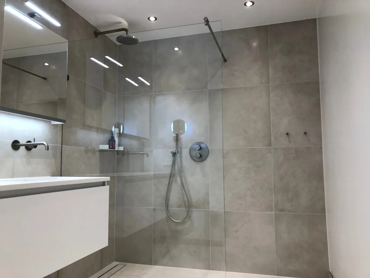 Inloopdouche badkamer met stucwerk & tegels – modern stijl – Wageningen