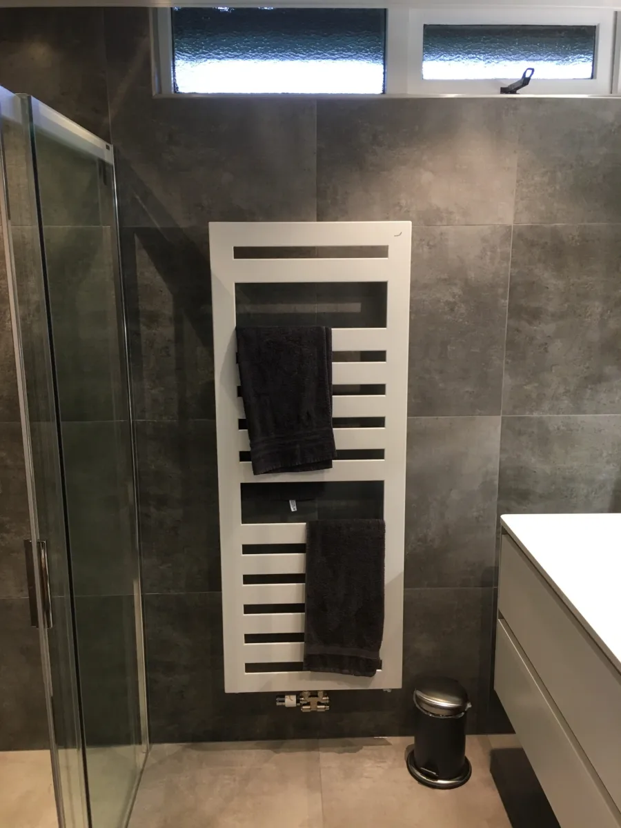 Sunshower badkamer Achterberg – betonlook stijl – Achterberg (foto 5)