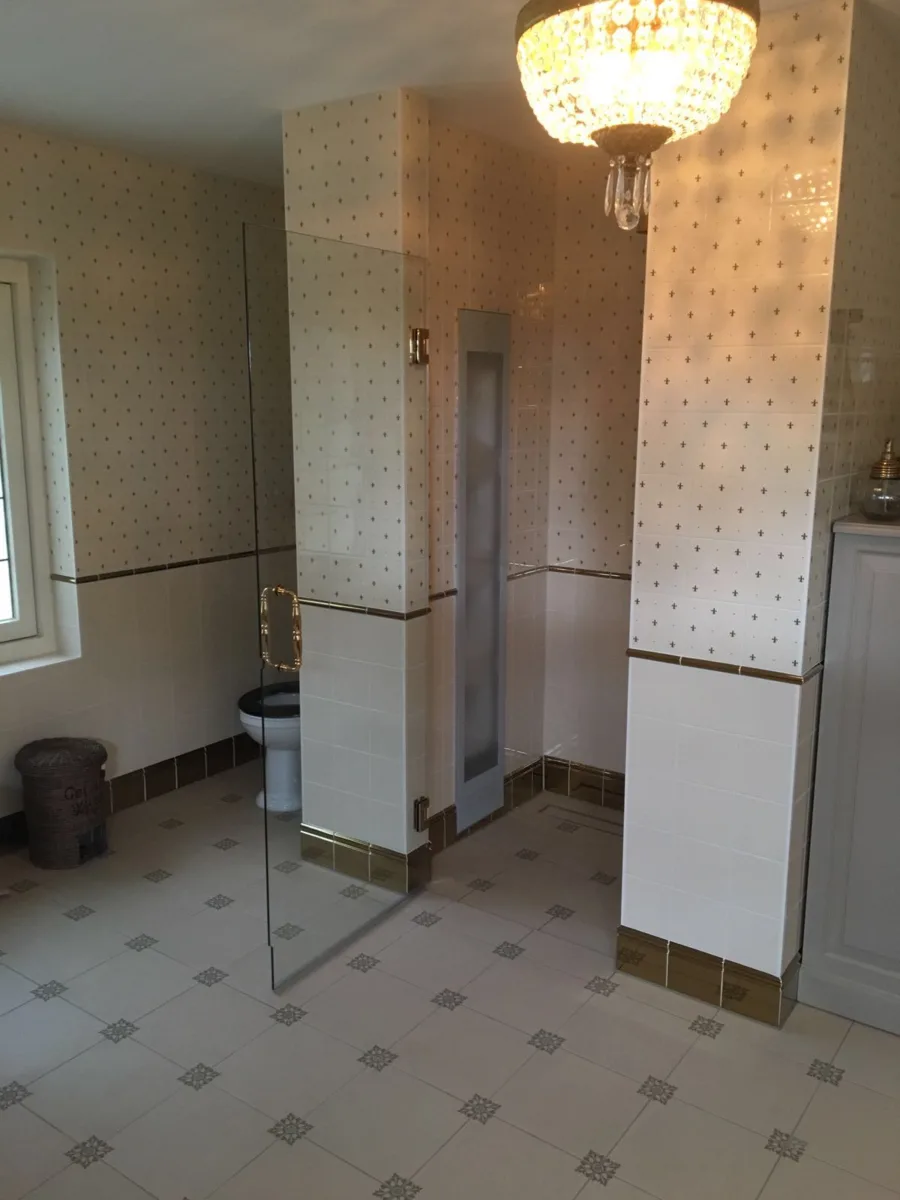 Klassiek Engelse badkamer met gouden kranen – engelse- & klassiek stijl – Rhenen (foto 4)