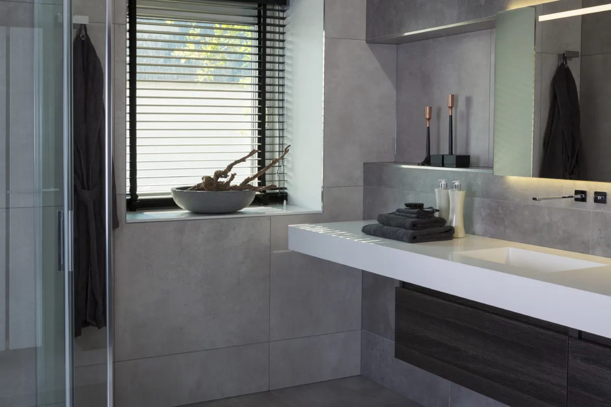 Badkamer robuust – betonlook stijl – Rhenen (foto 4)