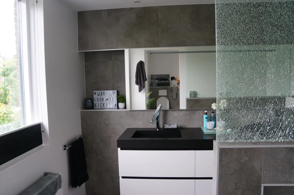 Crushed glass badkamer – design stijl – Alblasserdam (foto 2)