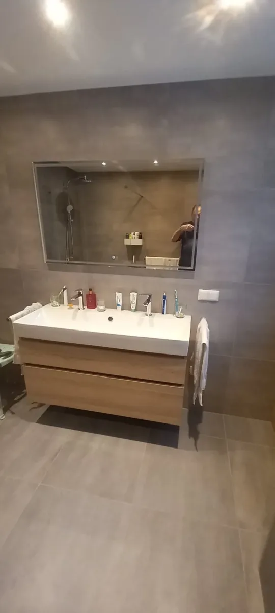 Badkamer met inloopdouche (bad vervallen) – badkamers met hout stijl – Ede (foto 5)