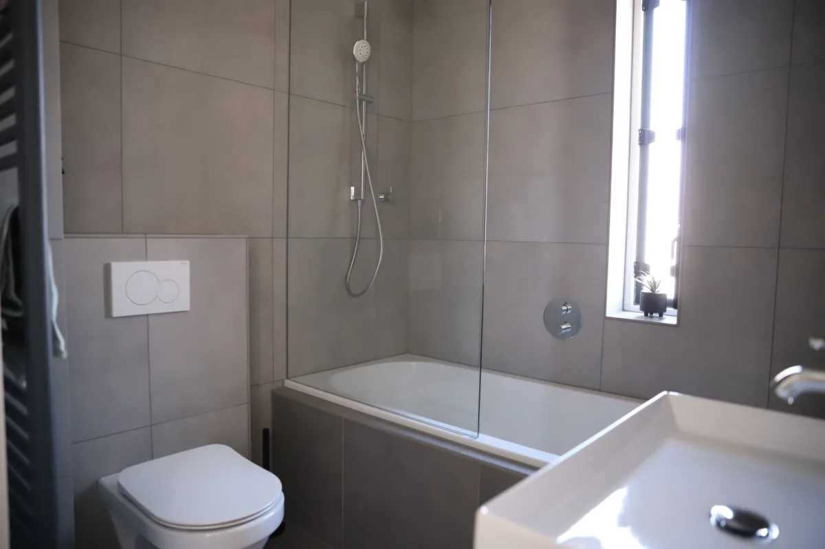 Douchen in bad met inbouwkraan & regendouche – modern stijl – Ede (foto 2)