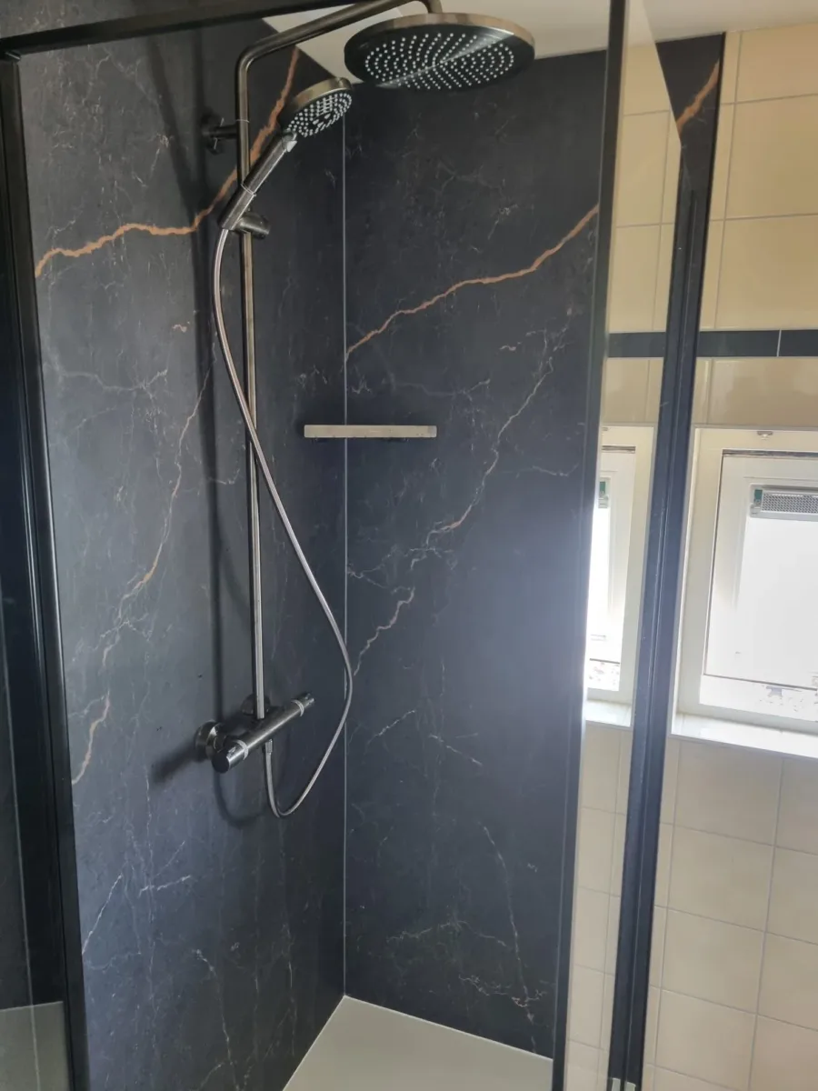 Douchecabine met voegloze wandplaten geplaatst – bad eruit – ergonomisch stijl – Rhenen
